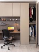 Vue de la colonne de l'armoire latérale : intérieur avec doubles cintres, portes laquées en jute mat, dos et plateau de bureau en placage de cuivre vieilli.