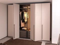 Système d'ouverture pliable en accordéon pratique et fonctionnel de l'armoire Neptune Lounge