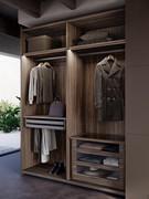 Exemple d'aménagement intérieur de l'armoire Lounge, avec tiroirs, porte-pantalons extractible, étagères et penderied (les côtés intérieurs et les fonds des tiroirs sont en mélaminé UB05 Ouate Chanvre et non assortis à l'extérieur comme sur la photo)