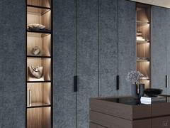 Armoire de luxe avec portes battantes revêtues de simili-cuir ou de tissu Moon Lounge - modules avec revêtement textile associés à deux modules ouverts avec étagères