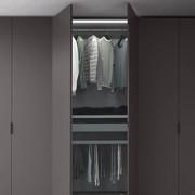 Equipement intérieur pour armoire à larges charnières - barre LED, tube de suspension, plateau et porte-pantalons extractible