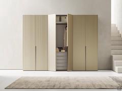 Intérieur de l'armoire rehaussé par le bloc-tiroirs à cinq tiroirs assorti à l'intérieur en mélaminé effet peau