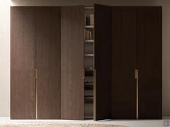 Armoire sectionnelle Midley avec portes Fashion Wood en chêne et ouverture "hybride" avec charnières Midley et poignée Rev (disponible sur tous les modules à deux portes).