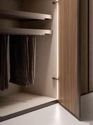 Détail de l'intérieur d'une armoire Midley Wide, qui peut être personnalisée avec des étagères, des accessoires coulissants et des barres LED verticales.