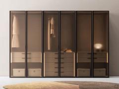 Armoire Arctic Wide en verre bronzé effet canneté, également disponible avec des portes transparentes bronzées ou en miroir