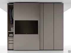 La version de l'armoire Ciak avec TV visible partage la même modularité et les mêmes dimensions de compartiment que la version avec couvercle motorisé.