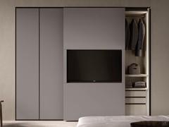 Armoire Ciak dans la version sans couvercle amovible, avec TV toujours visible