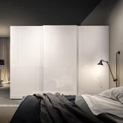 Armoire coulissante minimaliste modulable Cubik avec portes en verre laqué brillant