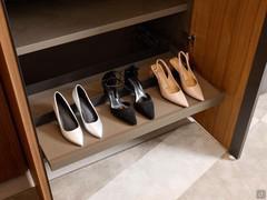 Étagère porte-chaussures extractible. Présentée ici dans un modèle d'armoire à charnières, mais également disponible dans la collection coulissante et coplanaire.