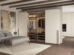 Armoire de chambre luxe coulissante avec de loungues poignées Rover Lounge Low, la version à hauteur réduite peut être réalisée au centimètre près entre 186 et 226 cm