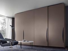 Armoire coulissante avec poignée à gorge Nadir Lounge Low, personnalisable dans des hauteurs comprises entre 186 et 226 cm