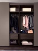 Aménagement intérieur de l'armoire coulissante Nadir Lounge avec gorge, librement positionnable à l'intérieur des différents modules