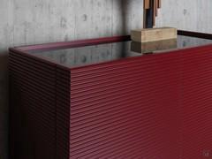 Gros plan sur le buffet design laqué rouge Fado