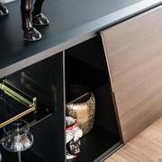 Buffet Aston de Cattelan avec porte droite asymétrique en bois essence chêne brûlé avec poignée en chrome noir