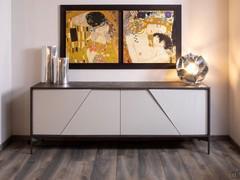 Buffet contemporain 4 portes de 210 cm avec coupe des devantures à 30° à l'épaisseur variable créant un jeu particulier d'ombres et de lumières et donnant une impression de mouvement.