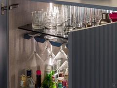 Vue de l'intérieure du buffet Oyster dans sa version meuble bar avec étagère pour verres en laqué mat - photo client