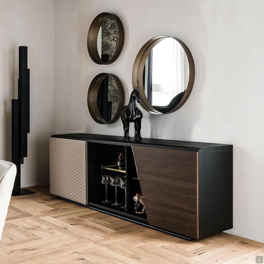 Buffet design avec porte asymétrique Aston de Cattelan en bois essence et porte gauche matelassée