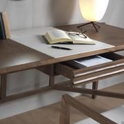 Bureau en bois Febe - particularité du tiroir avec rainures linéaires et plateau avec insert en cuir