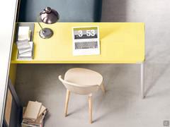 Bureau droit Almond avec plateau laqué D18 avec angles arrondis et pieds Slim