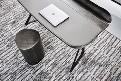 Détail du bureau Cocoon de Cattelan avec plateau en cuir couleur cendre et porte-objet en métal vernis brushed grey.