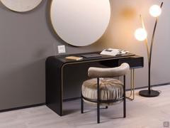 Vue trois quart du bureau design noir et or associé au pouf Bonbon, et au miroir Half Moon ainsi qu'au lampadaire Ophelia