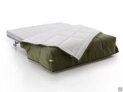 Détail du lit ouvert avec une couverture matelassée qui devient une couverture confortable