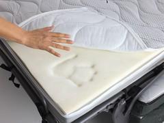 Détail de la mousse à mémoire de forme du matelas fourni avec le canapé-lit Brera