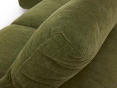 Détail du revêtement en tissu chenille Morris vert, l'une des nombreuses variantes disponibles pour le revêtement du canapé Nevis