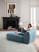 Chaise longue utilisée sur pied comme dormeuse relaxante, idéale dans le salon mais aussi dans une grande chambre avec dressing