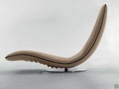 Grâce au mécanisme, Ricciolo peut allonger son assise en quelques secondes en changeant de position, se transformant ainsi en une confortable chaise longue relax.