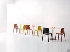 Jana Chaise colorée empilable en polypropylène, idéale pour les bars et les restaurants.