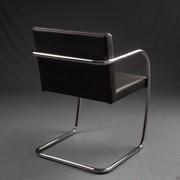 Chaise Brno Chair conçue par Mies Van der Rohe - vue de l'arrière du modèle avec structure à section circulaire