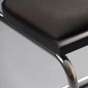 Cesca B32 Chaise de Marcel Breuer - détail de l'assise avec profil en hêtre laqué noir