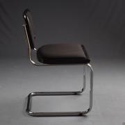 Cesca B32 Chaise de Marcel Breuer - assise recouverte de tissu noir, profilé en hêtre laqué noir et piétement chromé