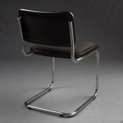 Cesca B32 Chaise de Marcel Breuer - assise recouverte de tissu noir, profilé en hêtre laqué noir et piétement chromé