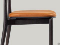 Assise de la chaise Victoria, rembourrée en mousse de polyuréthane et recouverte de cuir. Également disponible en tissu ou en velours, pour une personnalisation complète du produit