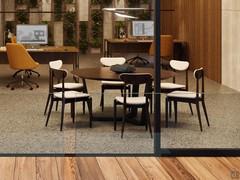 Chaises Victoria autour d'une table de réunion. La forme classique et intemporelle des chaises Victoria les rend idéales pour les bureaux et autres environnements professionnels