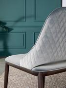 Détail de la chaise Malva avec dossier matelassé assorti au siège