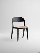 Chaise en bois noir avec assise en paille de Vienne Minima, ici dans sa version sans accoudoirs