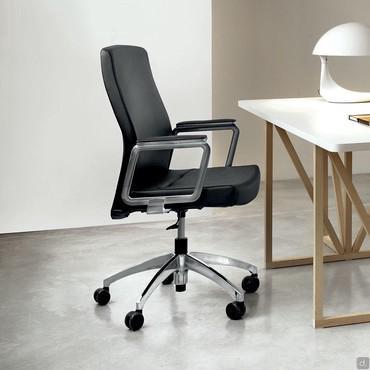 Chaise de bureau ergonomique et pivotante Maeva doté d'accoudoirs fixes en aluminium avec support en polyuréthane 