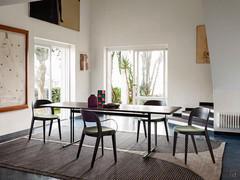 Chaises Minima avec et sans accoudoirs avec structure en frêne et assise rembourrée