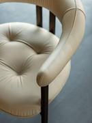 Chaise-fauteuil de table moderne Greta de Cattelan avec accoudoirs rembourrés, caractérisée par une élégante couture sur tout le profil du dossier