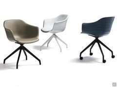 Chaise de salon Indy de Cattelan avec support pivotant central et roulettes en nylon