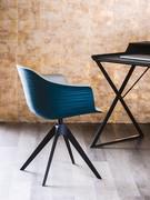 Fauteuil Indy dans la version avec coque en polyuréthane bicolore intérieur/extérieur, base à rayons en métal gaufré noir