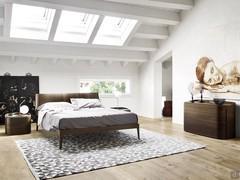 Ensemble de chambre à coucher moderne en bois Dakota avec commode et tables de chevet