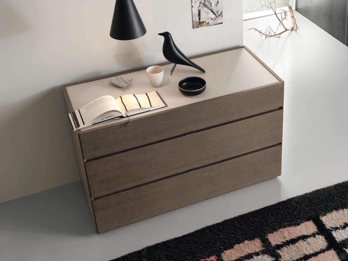 Raiki Commode 3 tiroirs avec façades et cadre en placage de chêne argileux et plateau en verre satiné cordon