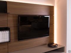 TV suspendu avec boiserie en placage bois de noyer canaletto, disponible également en mélaminé et en laqué mat, Replay 04 est complétement personnalisable.