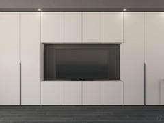 Composition d'éléments bas, panneau et éléments hauts à portes battantes pour salon de la ligne Wide, créant une configuration spacieuse avec emplacement TV. Sur les côtés, des modules d'armoire Focus Wide à profondeur réduite, en laqué mat