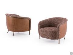 Fauteuil design Bailey avec revêtement bicolore en cuir Retrò 301 et tissu Dancing Queen 300