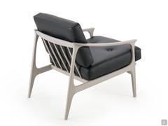 Amaya Vue arrière du fauteuil avec structure en bois de noyer gris naturel